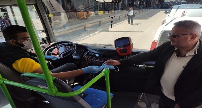 Toplu taşımaya binenlere belediyeden maske