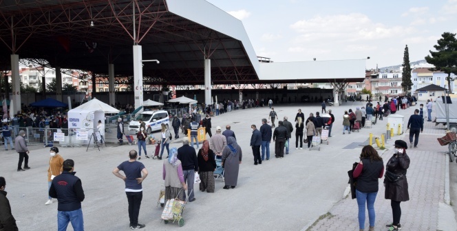 Sosyal mesafe kuralına uyulan en uzun kuyruk