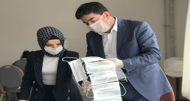 Maske üretimi için kollar sıvandı: Kaymakam dikiyor, başkan ütülüyor