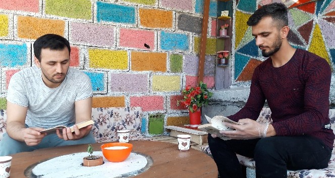 Karantinada sıkılan kardeşler atık malzemelerden çardak yaptı
