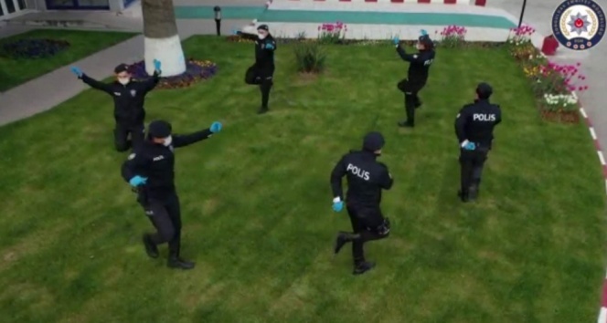 Polis, sosyal mesafeyi koruyarak zeybek oynadı