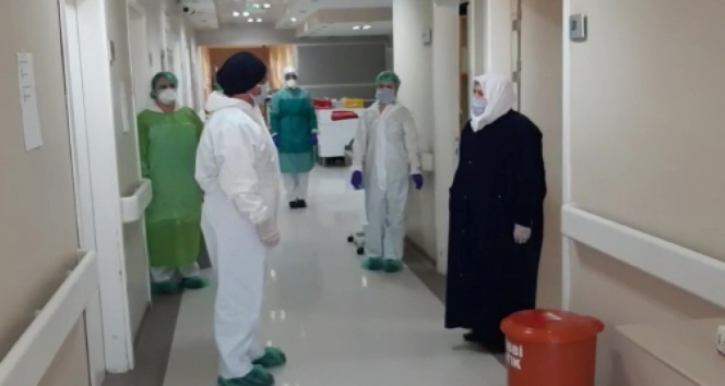 Uşak’ta korona virüsü yenen biri doktor 5 hasta alkışlarla taburcu edildi