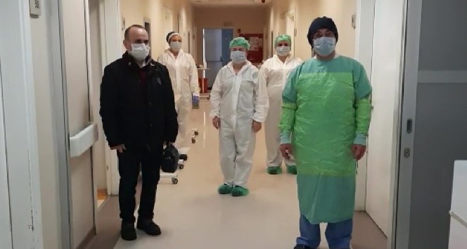 Uşak’ta korona virüsü yenen biri doktor 5 hasta alkışlarla taburcu edildi