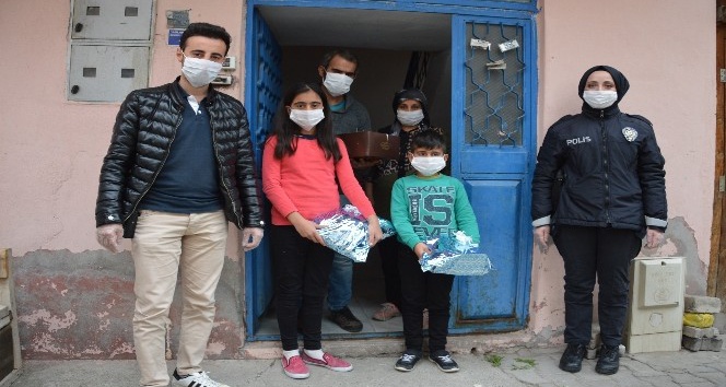 8 Yaşındaki Mehmet’in doğum gününü polisler kutladı