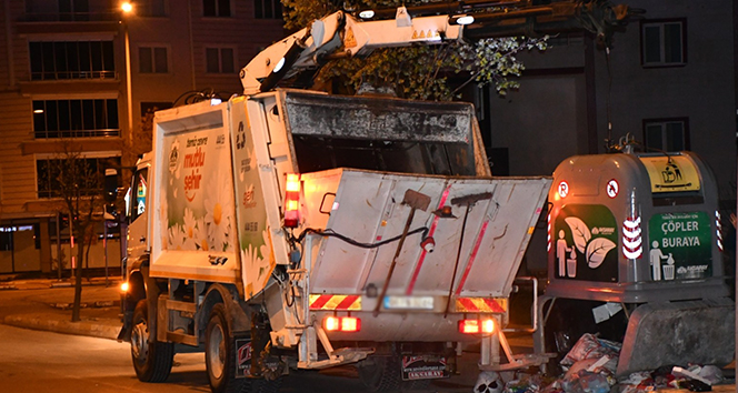 Halatı kopan çöp konteyner kapağı görevliyi yaraladı