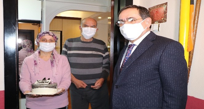 42. evlilik yıl dönümlerinde sokağa çıkamayan çifte pastalı sürpriz