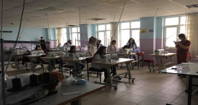 Silopi’de lise öğrencileri maske üretiyor