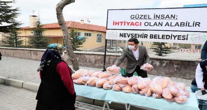 Sofranızdaki lokma projesiyle mahallelerde ücretsiz ekmek dağıtımına başlandı