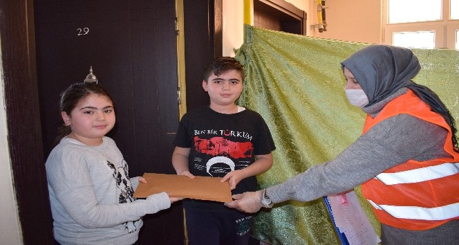 Çocuklar sosyal medyadan kitap istedi, belediye başkanı gönderdi