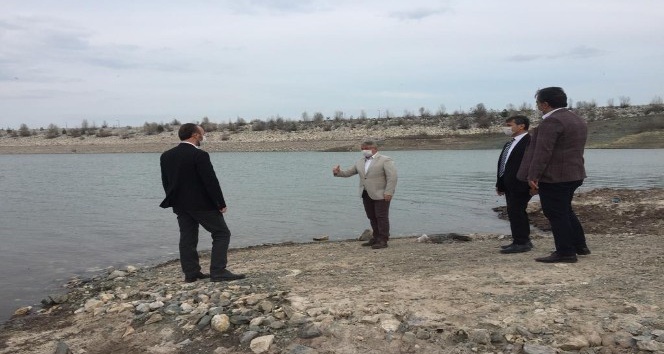 Hatap barajında incelemelerde bulunan Belediye Başkanı Aşgın;
