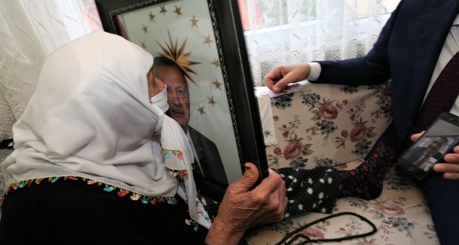 Cumhurbaşkanı Erdoğan’ın fotoğrafına sarılan nine gözyaşı döktü