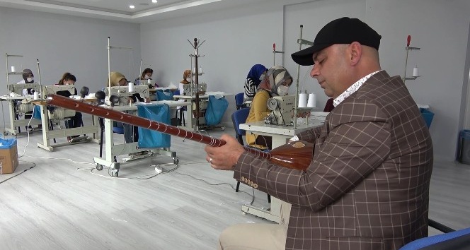 O sazıyla çalıp söylüyor, gönüllüler de maske üretiyor