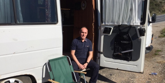 İlginç korona tedbiri! Karavanı ofise çevirdi