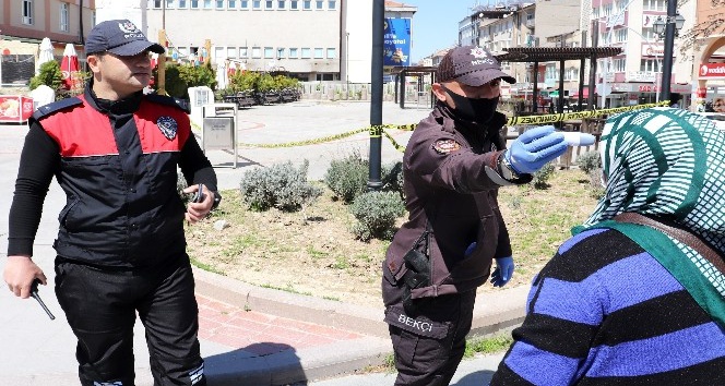 Karaman’da vatandaşlar şehrin en işlek caddesine ateşleri ölçülerek alınıyor