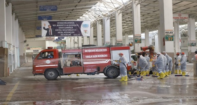 Hafta sonu kurulacak olan pazar öncesinde kapalı pazaryeri dezenfekte edildi