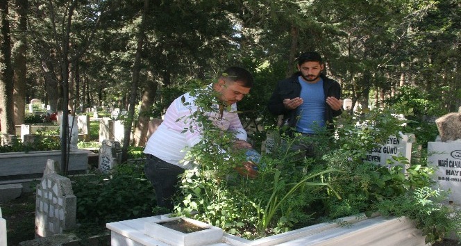 Korona virüs nedeniyle mezarlıklara ziyaretler azaldı