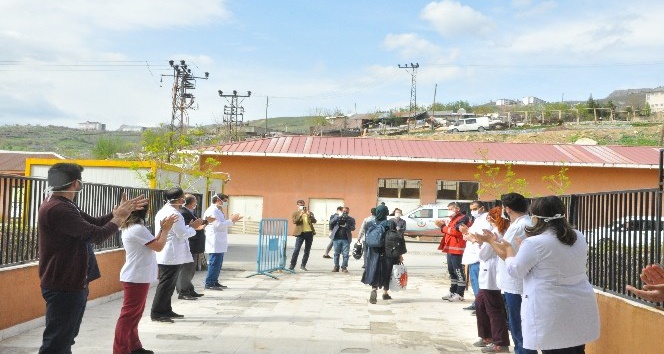 Şırnak’ta korona virüsü yenen 9 hasta alkışlarla taburu oldu