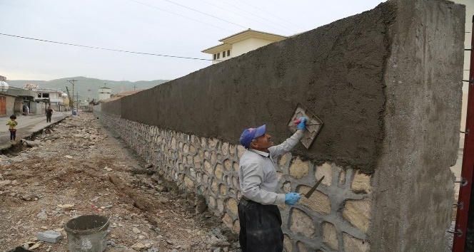Cizre’de yol genişletme çalışmaları devam ediyor