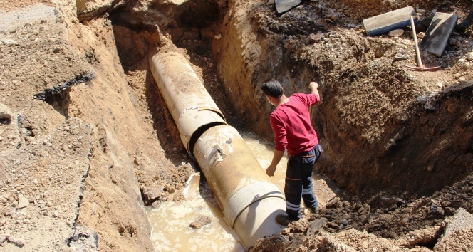 Su borusu bomba gibi patladı, taş üstünde taş kalmadı