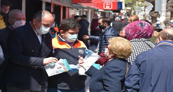 Gemlik Belediyesi’nden vatandaşlara 200 bin maske