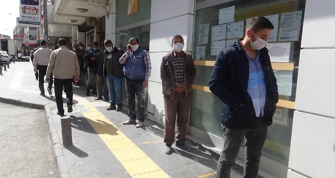 Kilis’te kuyruklarda sosyal mesafe kuralı