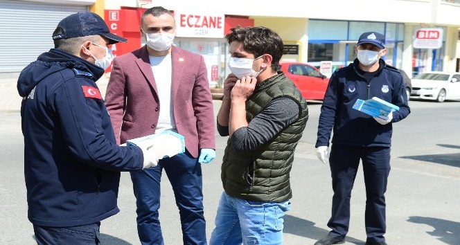 Giresun Valiliği koordinesinde vatandaşlara ücretsiz maske dağıtıldı.