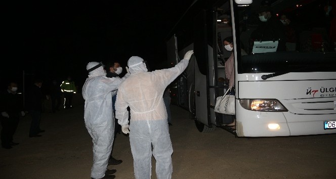 İngiltere’ye turist olarak gitmişlerdi, 61 Türk vatandaşı Türkiye’ye getirildi
