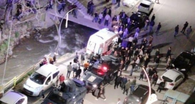 Kafa kafaya çarpıp dereye uçan araçtan sağ kurtuldular