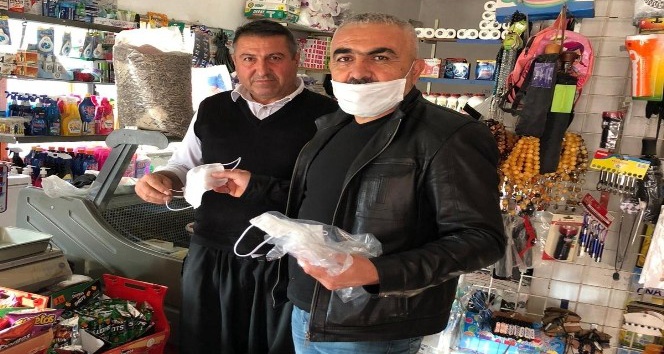 Okul müdürü, belde esnafına maske dağıttı