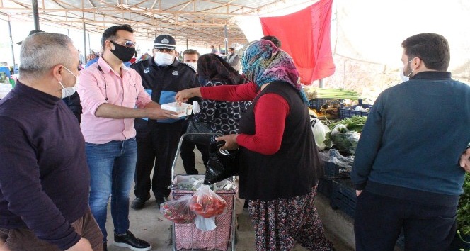 Kaymakam Almalı, pazarda esnaf ve vatandaşa maske dağıttı