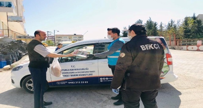 Artuklu’da evlere gazete ve ekmek dağıtımı