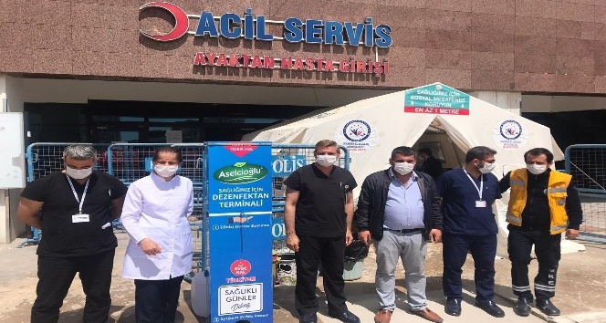 Vatandaşın sağlığı için dezenfekte makinesi hediye etti