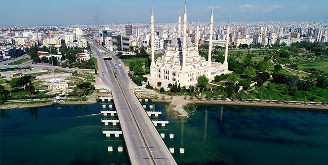 Adana’nın cadde ve sokakları bomboş kaldı
