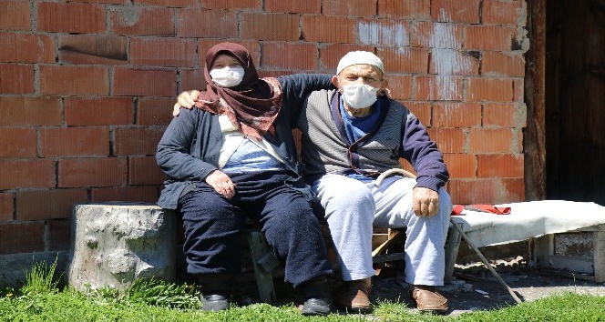 Bolu’da, korona virüsü yenen yaşlı çift yaşadıklarını anlattı