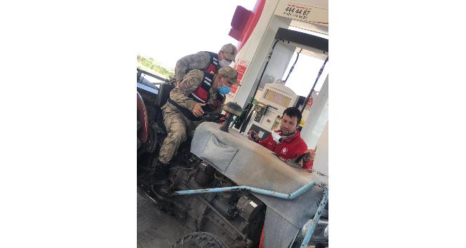 Mazotu biten çiftçinin yardımına jandarma koştu