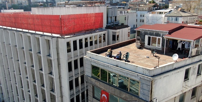 Sokağa çıkma kısıtlamasında teraslarında keyif yaptılar