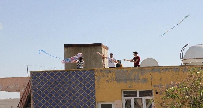 Kızıltepe’de sokağa çıkamayan vatandaşlar damlarda uçurtma uçurdu
