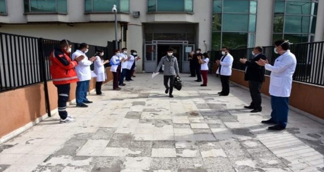 Şırnak’ta korona virüsü yenen ikisi 70 yaş üstü üç hasta alkışlarla taburcu edildi