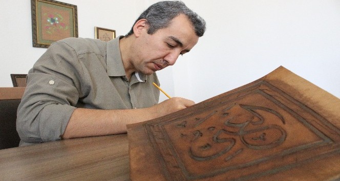 Uşaklı imam yüzlerce yıllık sanatı deriye işleterek yaşatıyor
