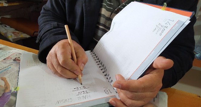 Bakkalın veresiye defterini satın aldı, vatandaşların borçlarını ödedi