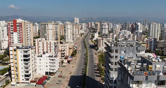 Mersin'de cadde ve sokaklar boş kaldı