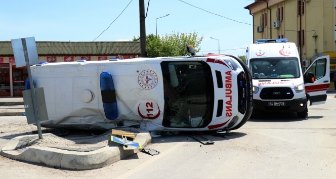Sakarya'da ambulans ve pikap çarpıştı: 2'si sağlık çalışanı 3 yaralı