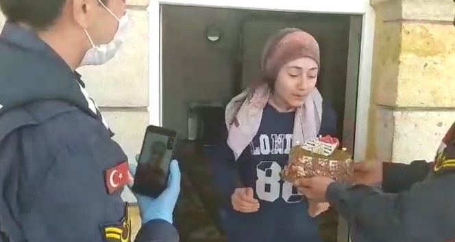 Sağlık çalışanından görüşemediği kızına doğum günü sürprizi