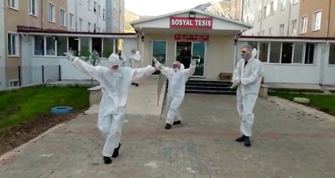 Karantinadaki vatandaşlara moral olsun diye ’Tokat Sarması’ oynadılar