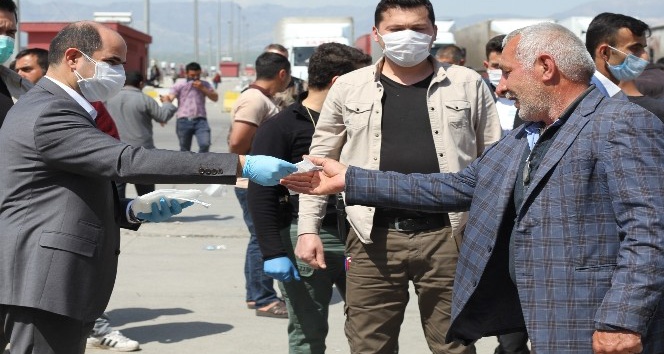 Öğrencilerin ürettiği maskeler şoförlere dağıtıldı