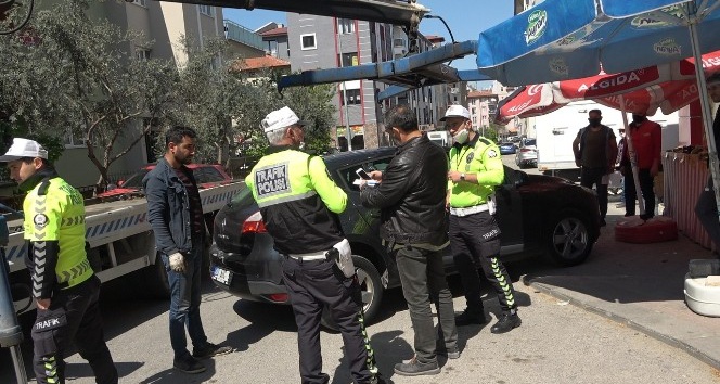 (Özel) El freni çekilmeyen otomobil markete girmeden son anda durdu