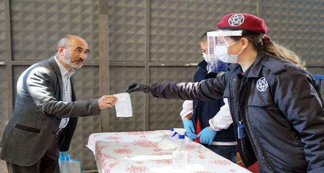 Kapalı pazaryerinde vatandaş ve esnaflara maske dağıtıldı