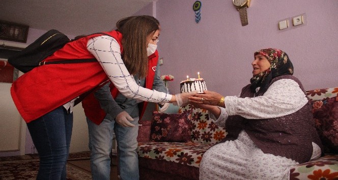 Doğum günü sürprizi yapılan 78 yaşındaki Pembe ninenin mutluluk gözyaşları