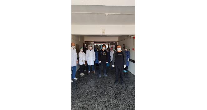 Burdur’da koronayı yenenler sağlık çalışanlarının alkışları eşliğinde taburcu oldu