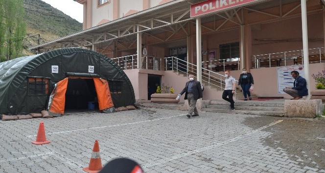 Uludere Kaymakamlığından örnek davranış, taburcu olan hastalar özel araçla evlerine bırakılıyor
